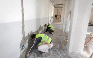 Frymëzuese/ Njihuni me Flaudion, studentin nga Skrapari që në fundjavë punon në ndërtim