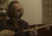 VIDEO/ Njihuni me amerikanin që studion çiftelinë në Universitet, me simbolin e shqiponjës dykrenare