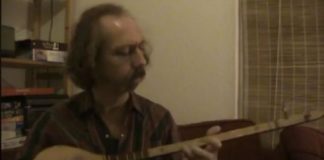 VIDEO/ Njihuni me amerikanin që studion çiftelinë në Universitet, me simbolin e shqiponjës dykrenare