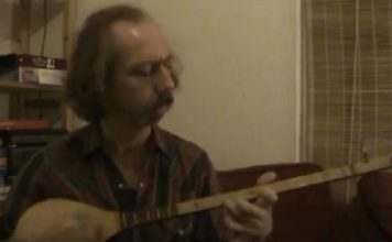 VIDEO/ Njihuni me amerikanin që studion çiftelinë në Universitet, me simbolin e shqiponjës dykrenare