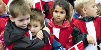 Pse janë populli më i lumtur? Përqafimi, lëndë shkollore në Danimarkë