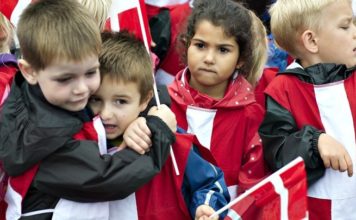 Pse janë populli më i lumtur? Përqafimi, lëndë shkollore në Danimarkë