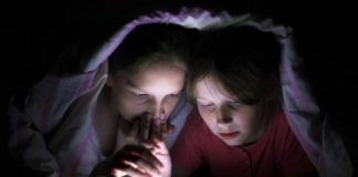 STUDIMI/ Pse duhet t’i largoni telefonat nga fëmijët një orë përpara gjumit