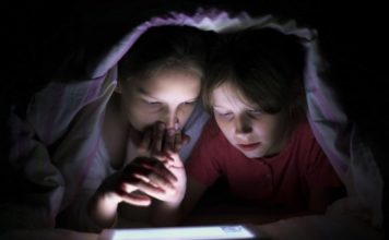 STUDIMI/ Pse duhet t’i largoni telefonat nga fëmijët një orë përpara gjumit