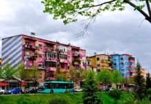 Fasadat shumëngjyrëshe të pallateve, gazeta më e madhe në Izrael vlerëson edhe Tiranën