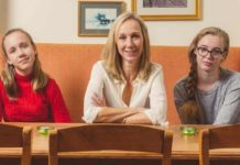 Pse lexoj me zë të lartë për fëmijët e mi adoleshentë