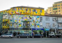 Rikthehen fasadat me ngjyra nëpër pallatet e Tiranës