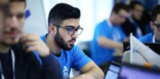 VIDEO/ Studenti shqiptar në gjurmët e shkencës, programon pasqyrën e mençur