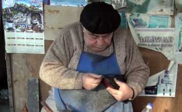 Usta Adushi, këpucari 72 vjeçar që gjen kënaqësi në profesionin e tij