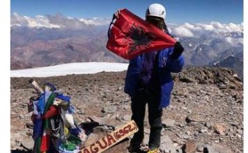 Shqiptarja valëvit flamurin kuqezi në majen më të lartë Amerikës dhe ka një mesazh