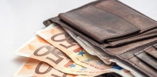 Histori që frymëzon/ I riu shqiptarë i kthen paratë e humbura të moshuarit italian