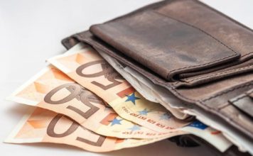 Histori që frymëzon/ I riu shqiptarë i kthen paratë e humbura të moshuarit italian