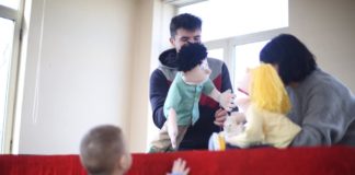 Argëtim dhe dhurata për fëmijët në Spitalin Pediatrik