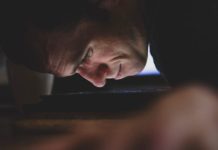 Video frymëzuese/ Edhe ti mund t’ja dalësh! Unë shkruajta një libër me hundë