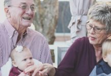 Gjyshet që kujdesen për nipërit dhe mbesat do paguhen minimalisht 700 euro