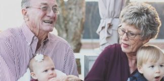 Gjyshet që kujdesen për nipërit dhe mbesat do paguhen minimalisht 700 euro