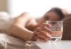 Pse duhet të mbani gjithmonë një gotë me ujë në dhomë