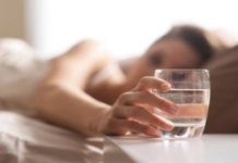 Pse duhet të mbani gjithmonë një gotë me ujë në dhomë