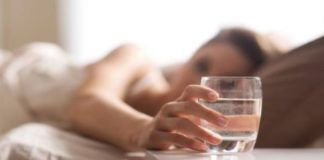 Pse duhet të mbani gjithmonë një gotë me ujë në dhomë