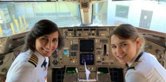 Nënë e bijë drejtojnë bashkë avionin, njihuni me rastin frymëzues