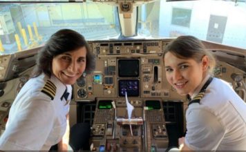 Nënë e bijë drejtojnë bashkë avionin, njihuni me rastin frymëzues
