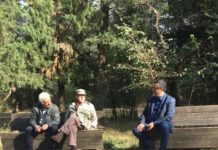 Ismail Kadare shëtitje nga liqeni, rrethohet nga simpatizantët