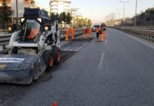 Segmenti Plepa-Kavajë, nis asfaltimi i pjesëve të dëmtuara