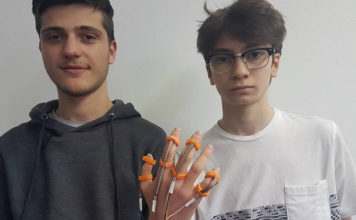 Shpiket pajisja që ndihmon shurdh-memecët të komunikojnë