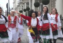VIDEO që nuk duhet humbur/ Gra nga e gjithë bota vishen me kostumet tradicionale shqiptare dhe japin mesazhe frymëzuese në SHQIP