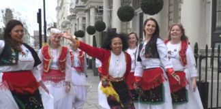 VIDEO që nuk duhet humbur/ Gra nga e gjithë bota vishen me kostumet tradicionale shqiptare dhe japin mesazhe frymëzuese në SHQIP