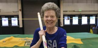 VIDEO/ Mos u dorëzoni kurrë! Gjyshja 84-vjeçare garon në kërcimin me shkop