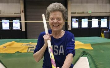 VIDEO/ Mos u dorëzoni kurrë! Gjyshja 84-vjeçare garon në kërcimin me shkop