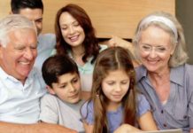 Gjyshërit që kalojnë kohë me nipërit e mbesat jetojnë më gjatë