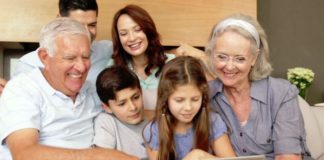 Gjyshërit që kalojnë kohë me nipërit e mbesat jetojnë më gjatë