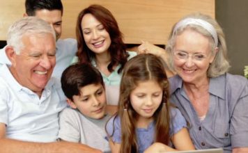 Gjyshërit që kalojnë kohë me nipërit e mbesat jetojnë më gjatë