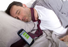 Kujdes! Nuk duhet të flini me telefon pranë trupit