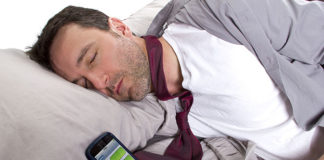 Kujdes! Nuk duhet të flini me telefon pranë trupit