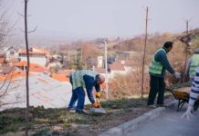 “18 ditë për 18 lagje”, qytetarët e Korçës i bashkohen fushatë së pastrimit të qytetit