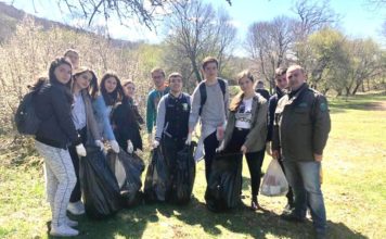 Dita e Tokës/ Nxënës nga Tirana e Prishtina pastrojnë Dajtin