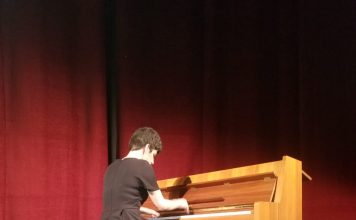 Pianistja me aftësi të kufizuar, koncert recital në ndihmë të fëmijëve
