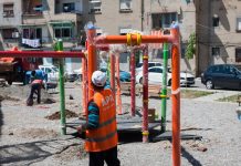 Tiranë, një tjetër kënd për fëmijë në zonën pranë Bllokut të Ambasadave