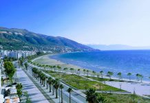 Vanity Fair: Shqipëria, Majemi i Mesdheut; njerëzit mbajnë dorën në zemër për të të falenderuar