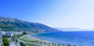 Vanity Fair: Shqipëria, Majemi i Mesdheut; njerëzit mbajnë dorën në zemër për të të falenderuar