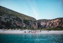 Revista Forbes shkruan për Shqipërinë: Plazhet shqiptare, qendër e festivaleve botërore