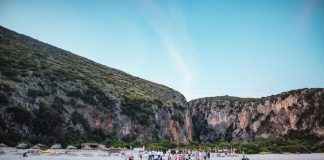 Revista Forbes shkruan për Shqipërinë: Plazhet shqiptare, qendër e festivaleve botërore