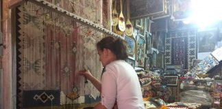 Tradita e punimit të qilimave në tezgjah, njihuni me Dallëndyshen nga Kruja