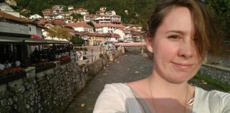 Amerikania që e la Teksasin për të dhënë mësim në Prizren