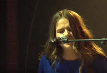 Shqiptarja Erza Muqolli këndon para 40 mijë të pranishmëve në Francë (VIDEO)