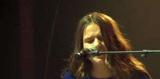 Shqiptarja Erza Muqolli këndon para 40 mijë të pranishmëve në Francë (VIDEO)