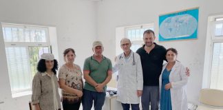 Doktor Angjelini vjen sërish nga Amerika dhe viziton falas bashkëfshatarët e tij në Fishtë